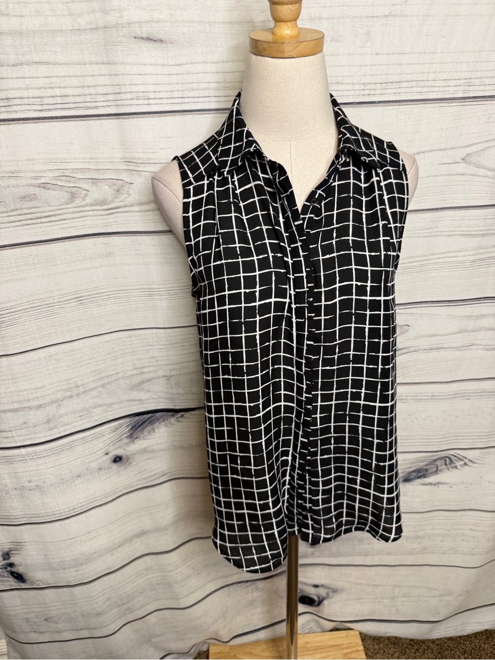 Elle Black and White Windowpane Sleeveless Button Front Blouse